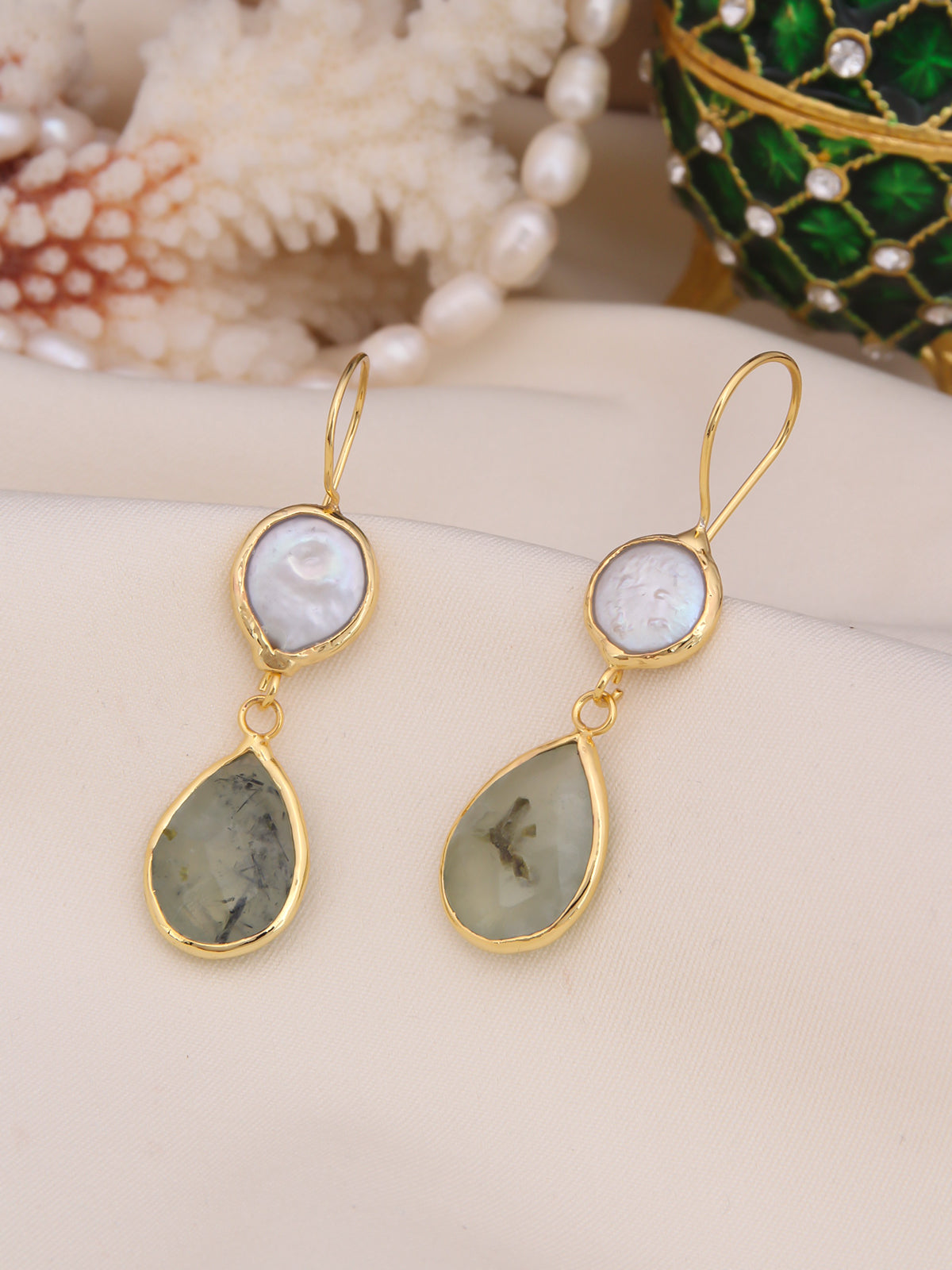 Pearl & Prehnite Boucles d'oreilles Image principale du produit