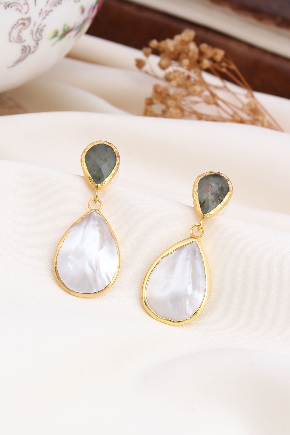 Prehnite & Nacre Earring Image principale du produit