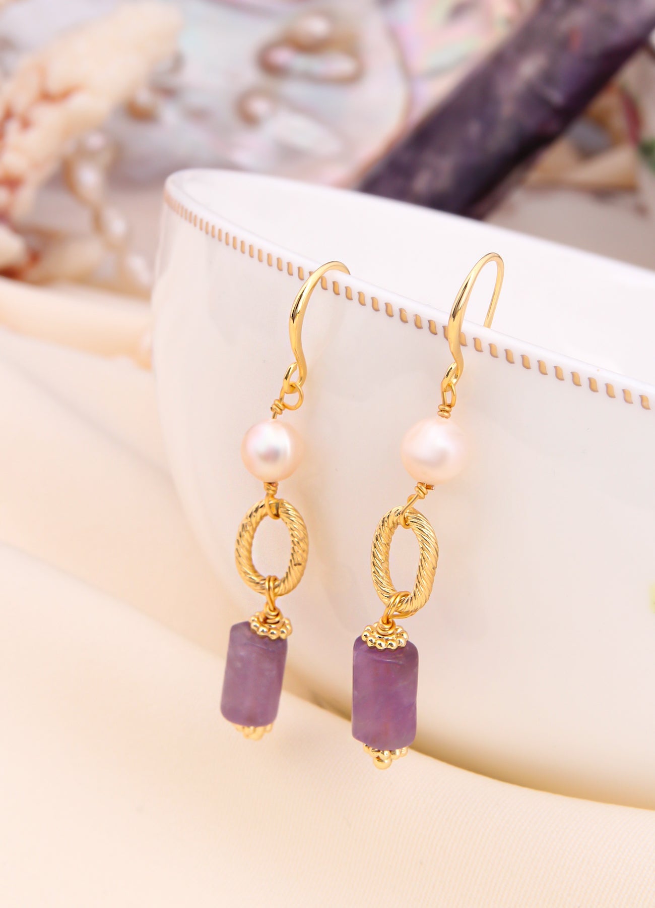 Amethyst & Pearl Earring Image principale du produit