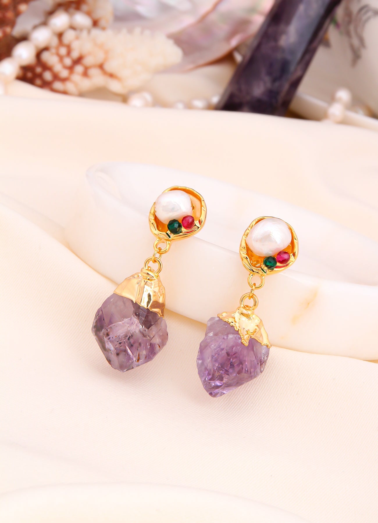 Amethyst & Pearl Earring Image principale du produit