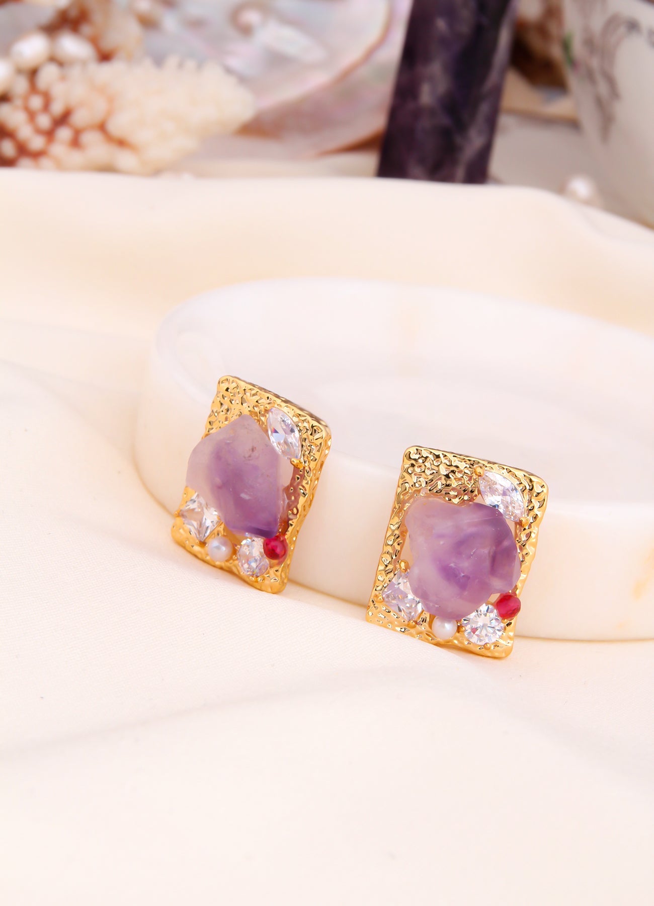 Amethyst & Pearl Earring Image principale du produit