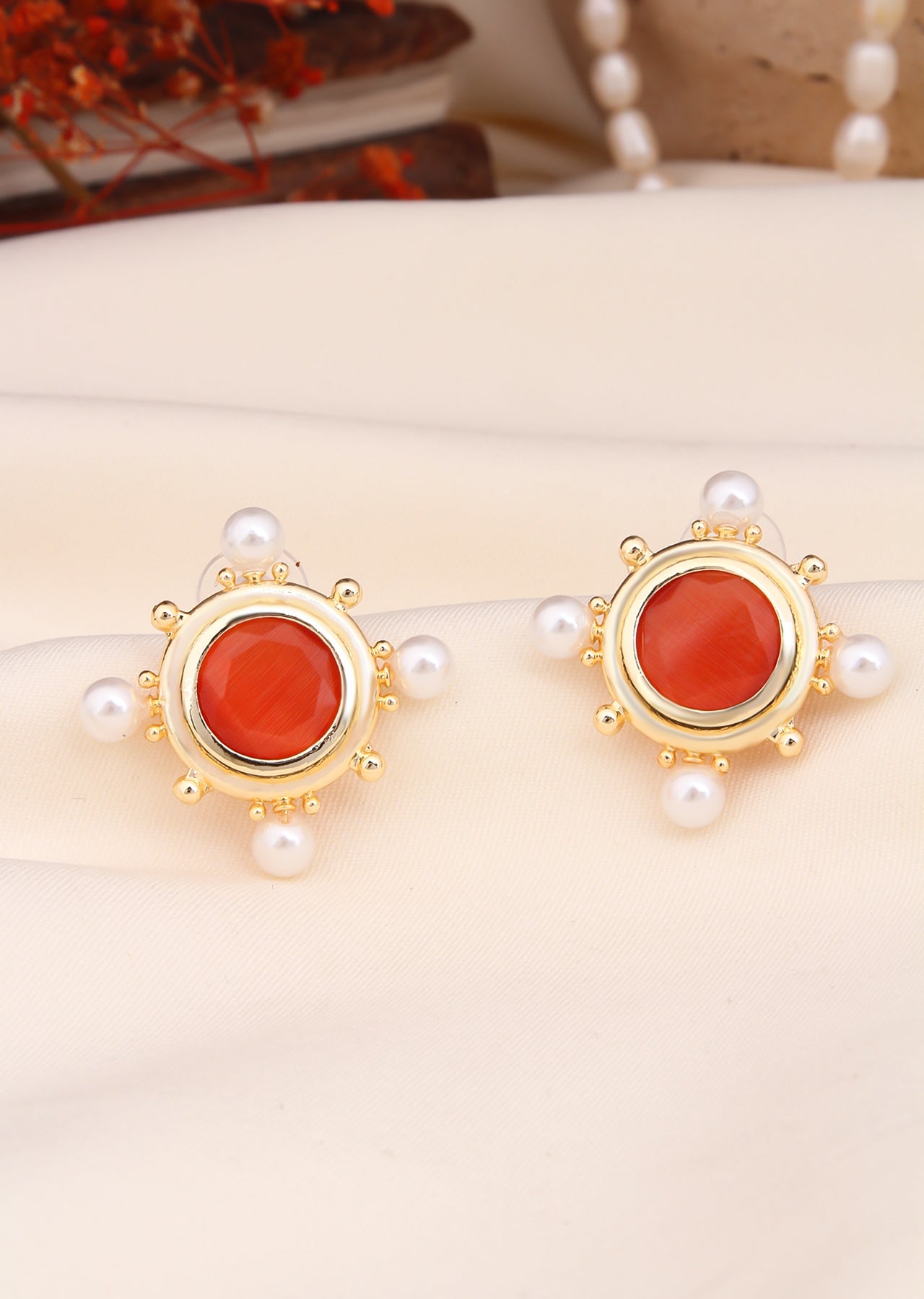Cat Eyes & Pearl Earring Image principale du produit
