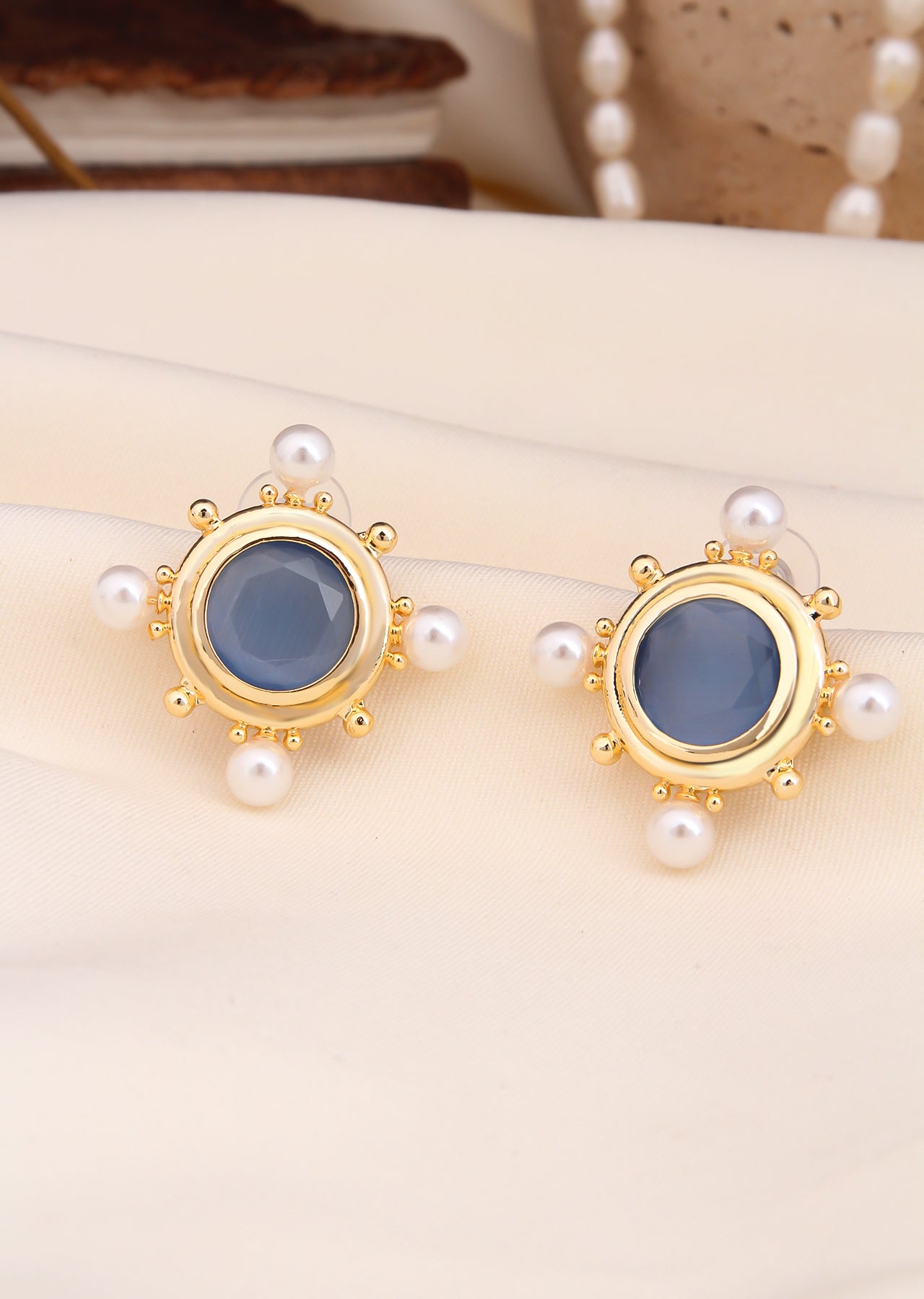 Cat Eyes & Pearl Earring Image principale du produit