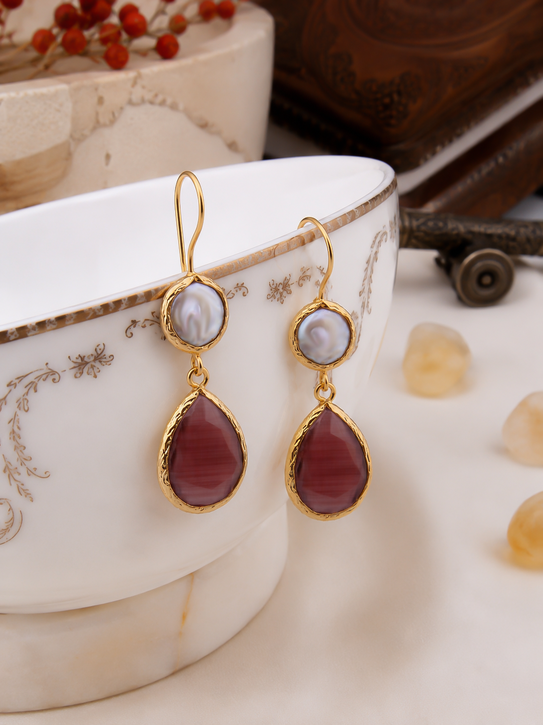 Pearl & Cat Eyes Earring Secondary image